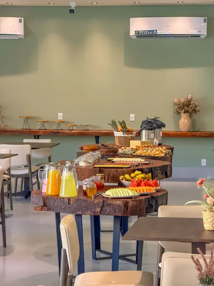 Mesa de café da manhã com frutas e sucos