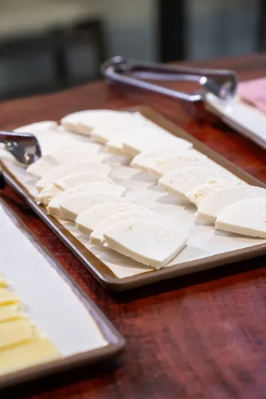 Frutas, sucos e frios do café da manhã