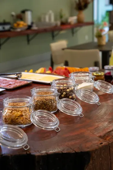 Frutas, sucos e frios do café da manhã