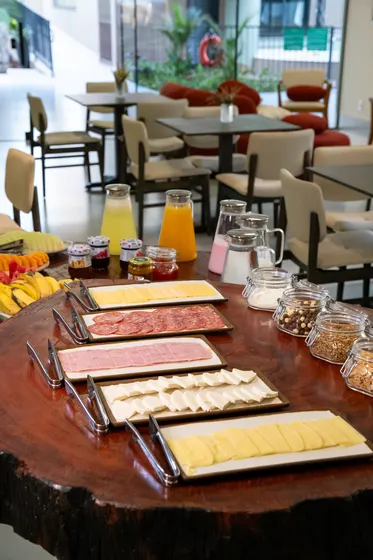 Frutas, sucos e frios do café da manhã