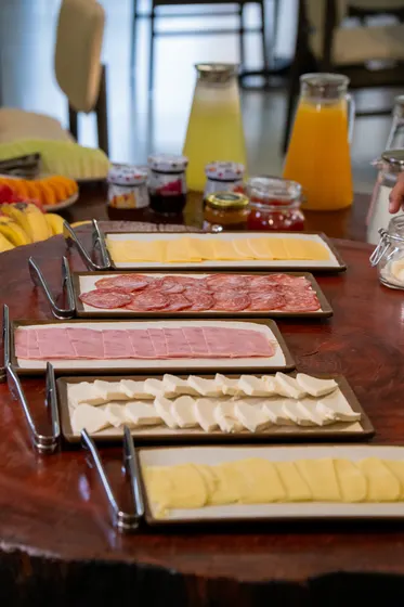 Frutas, sucos e frios do café da manhã
