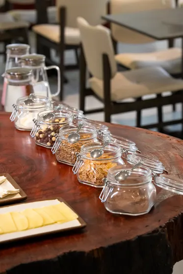 Frutas, sucos e frios do café da manhã
