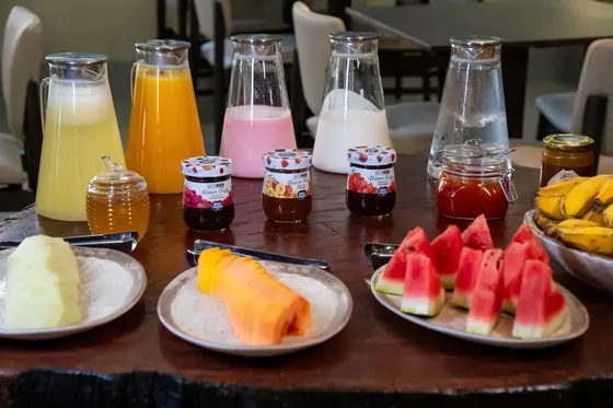 Frutas, sucos e frios do café da manhã