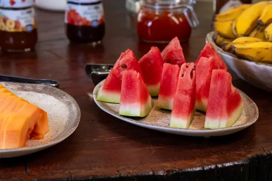 Frutas, sucos e frios do café da manhã