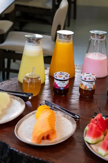 Frutas, sucos e frios do café da manhã