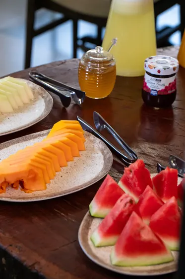 Frutas, sucos e frios do café da manhã