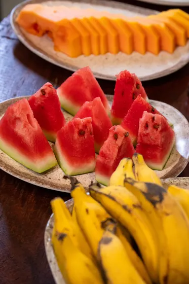 Frutas, sucos e frios do café da manhã