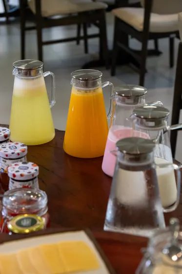 Frutas, sucos e frios do café da manhã