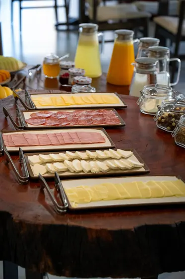 Frutas, sucos e frios do café da manhã