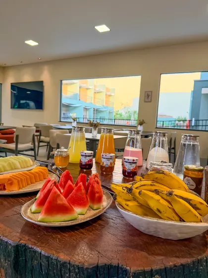 Frutas, sucos e frios do café da manhã