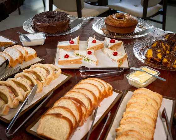 Pães, bolos e salgados do café da manhã