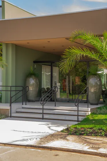 Porta de entrada e vasos da recepção