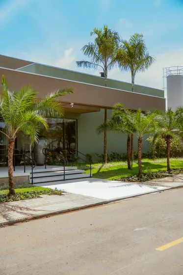 Fachada com jardim e palmeiras