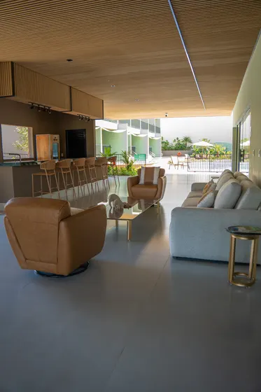Poltronas do lounge com vista para a piscina
