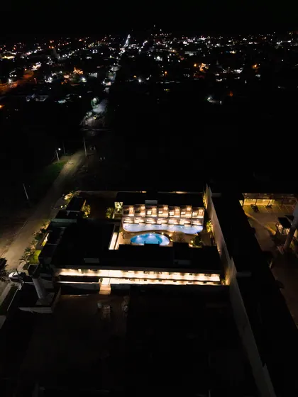 A pousada vista do alto à noite