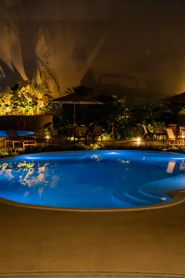 Piscina iluminada à noite