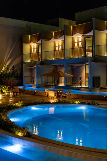 Noite na piscina climatizada