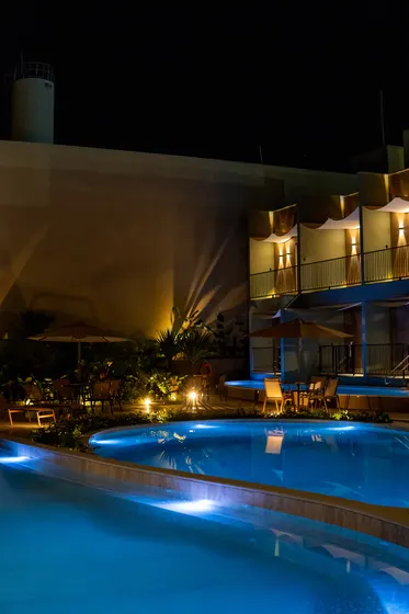 Pousada iluminada à noite