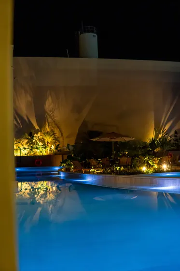 Pousada iluminada à noite