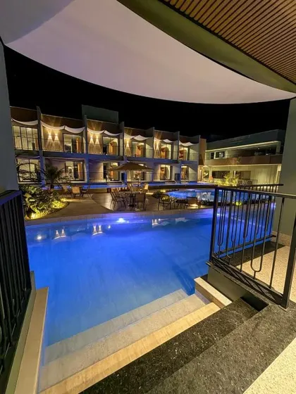 Piscina iluminada vista da varanda da suíte