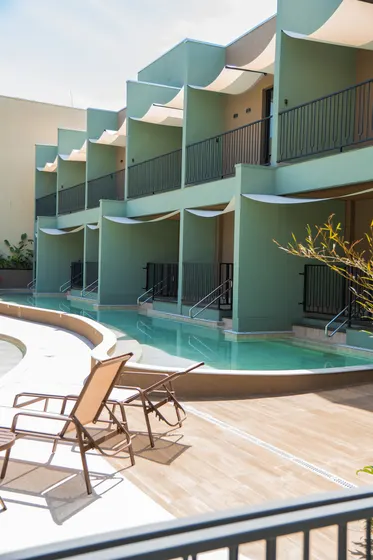 Espreguiçadeiras à beira da piscina