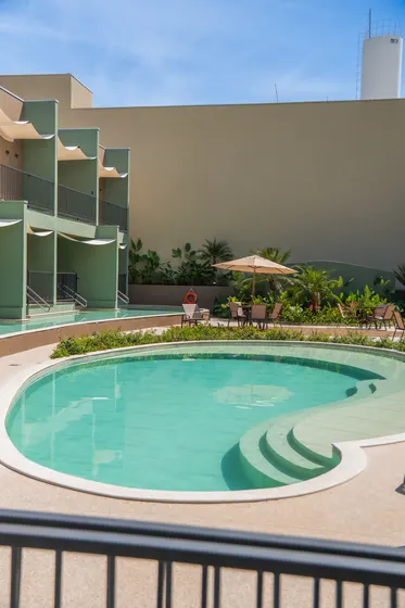 Piscina climatizada em formato orgânico