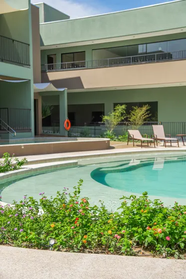Piscina climatizada e suítes com acesso direto