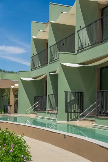 Piscina climatizada e suítes com acesso direto