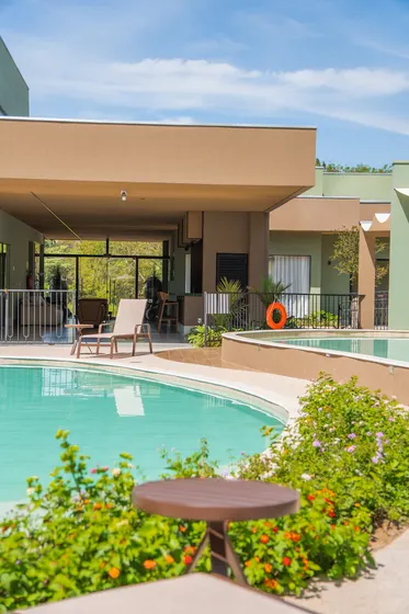 Piscina climatizada e suítes com acesso direto