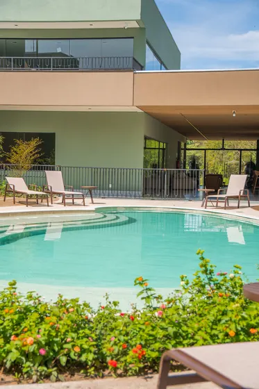 Piscina com jardim florido