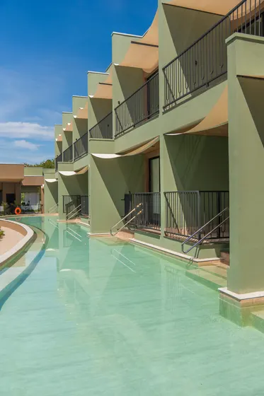 Suítes com acesso direto à piscina