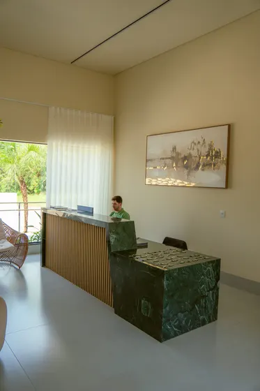 Balcão da recepção em pedra verde