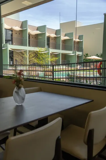 Restaurante com vista para a piscina