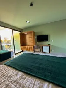 Suíte com TV e armário